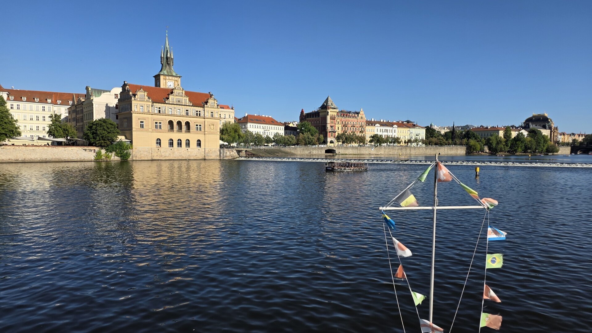 Pohled z paluby lodi na pražské nábřeží